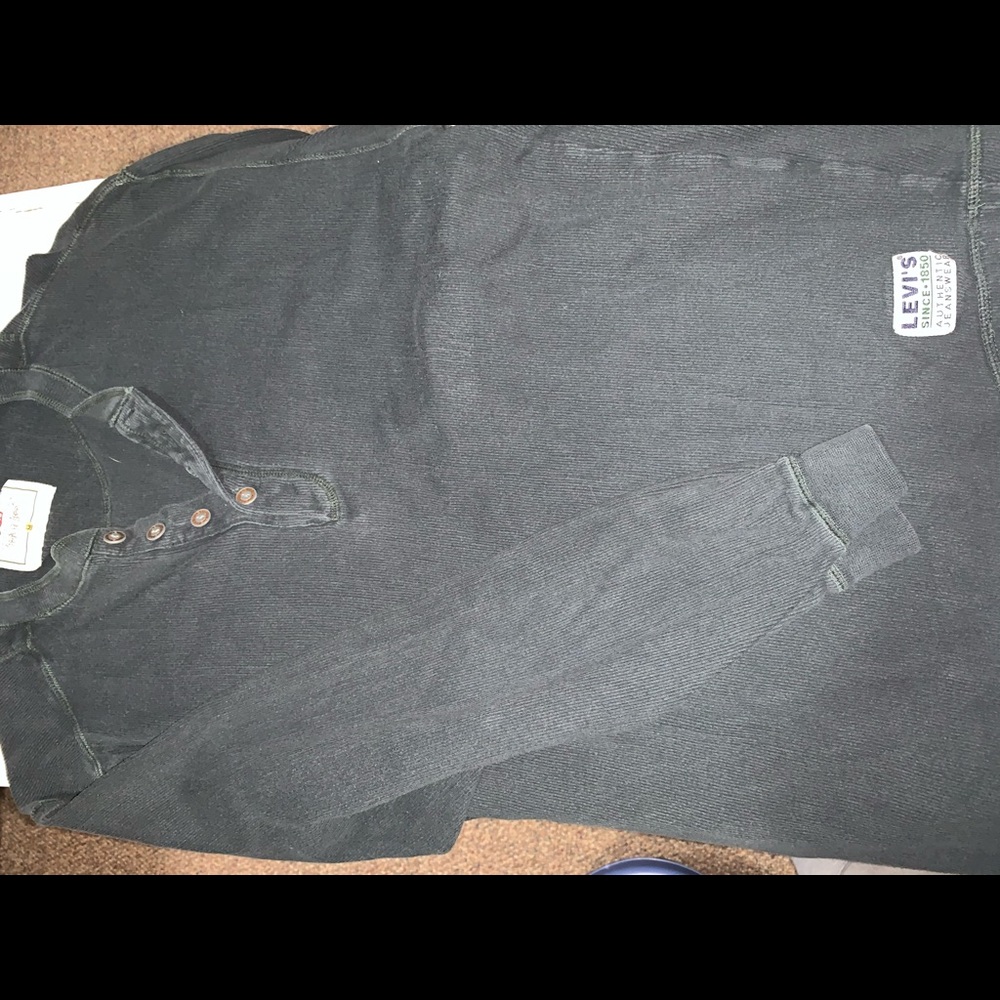 Black Levi’s long sleeve